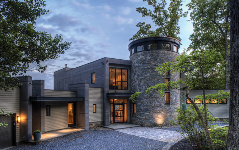 Cembrit clad walls fan out and are infilled with wood and glass for a modern home in the woods. ARCHITECTURE: Rill Architects PHOTOGRAPHY: Helen Norman
