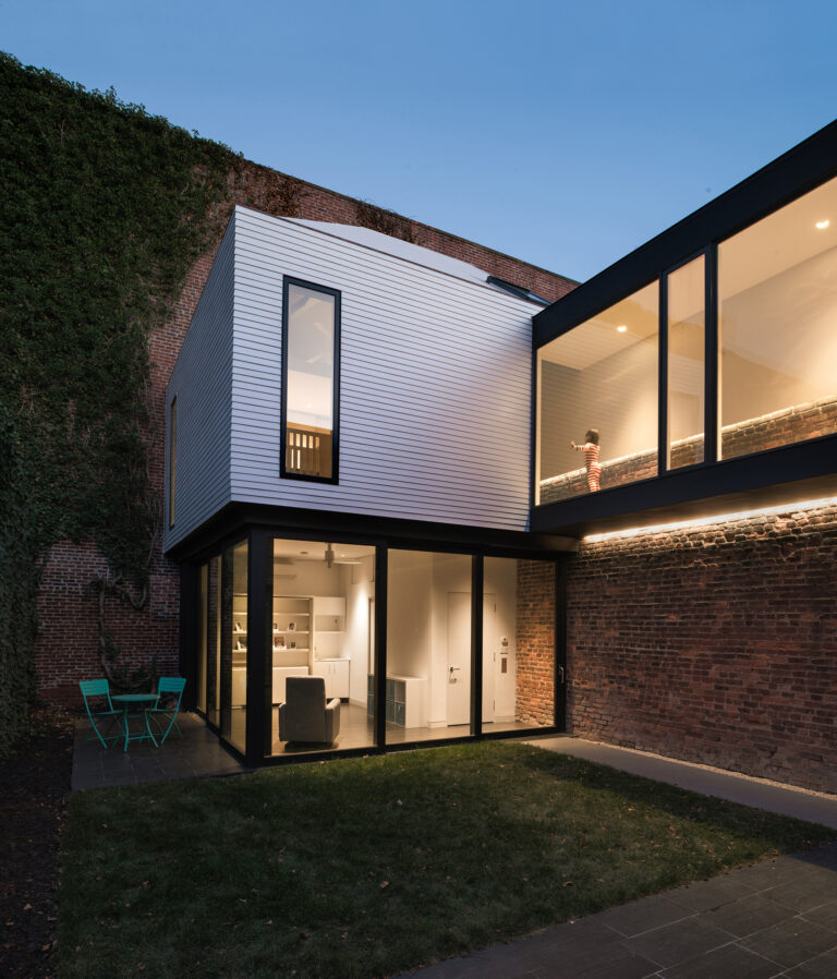 A ‘secret’ courtyard insertion is a center for family play and leisure. ARCHITECTURE: EL STUDIO PHOTOGRAPHY: Paul Burk