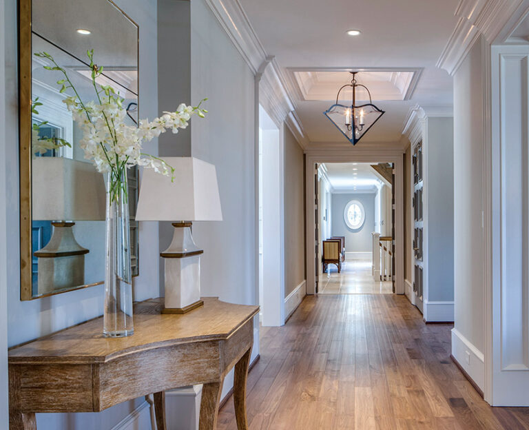 Hints of color add dimension and contrast. INTERIOR DESIGN: Monarch PHOTOGRAPHY: Lydia Cutter