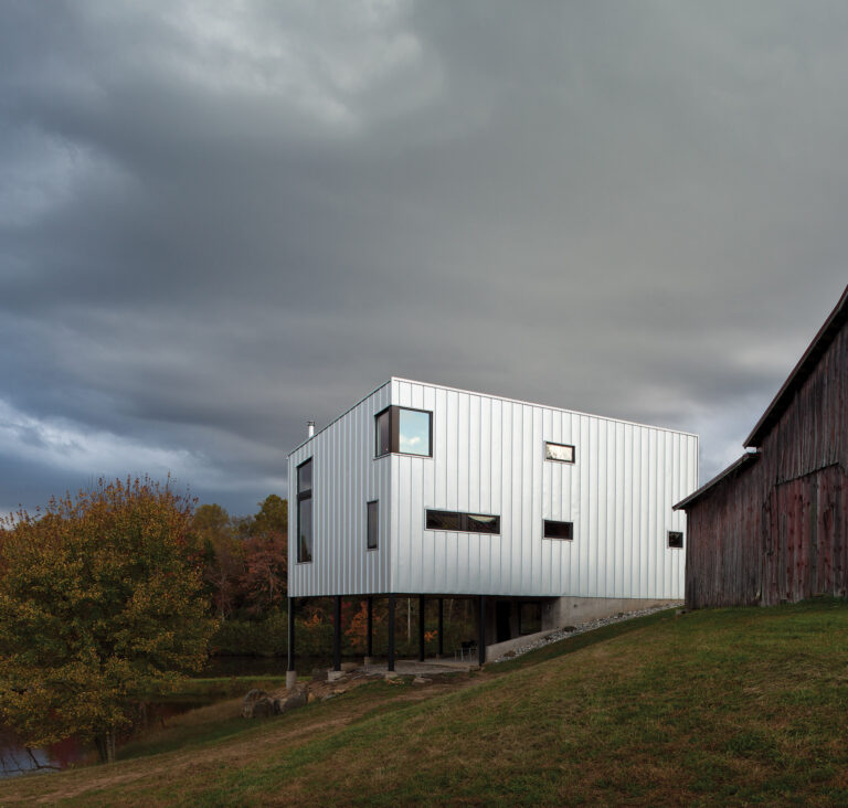 A modern Virginia studio complements a barnyard complex, with views to a pond below. ARCHITECTURE: Carter + Burton Architecture, PLC PHOTOGRAPHY: Russell Abraham