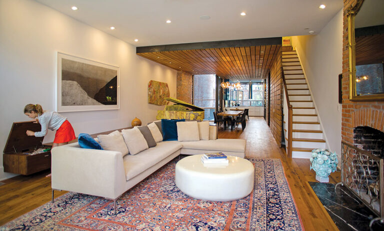 The interior plans combined old and new furnishings, family heirlooms and an extensive art collection. ARCHITECTURE: Carter + Burton Architecture, PLC PHOTOGRAPHY: Daniel Afzal